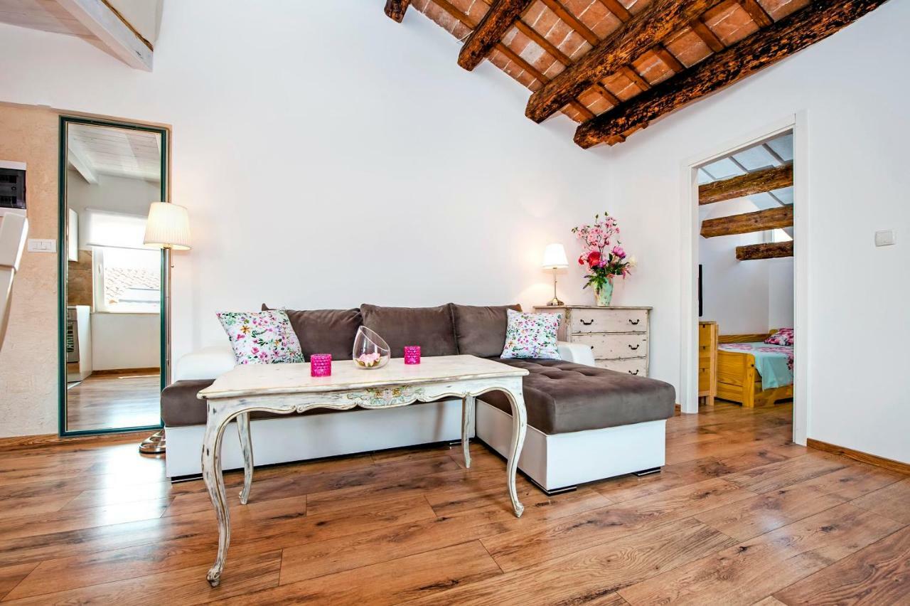 Apartment Casa Alek ロヴィニ エクステリア 写真