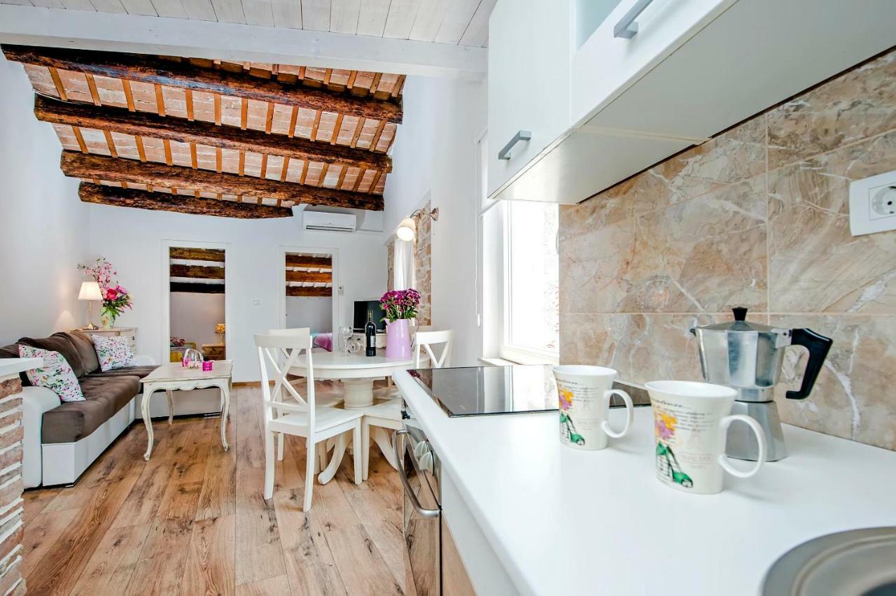 Apartment Casa Alek ロヴィニ エクステリア 写真