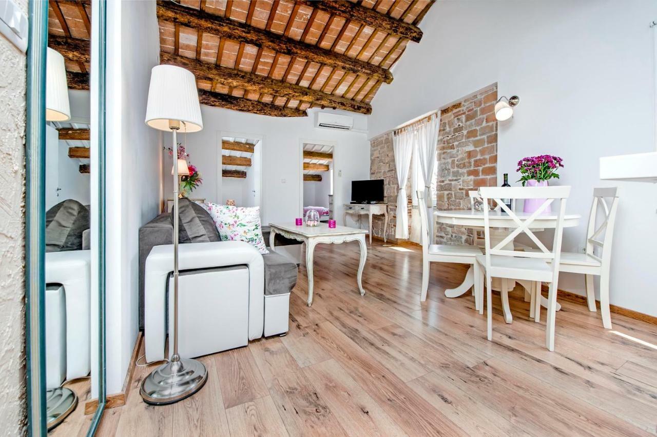 Apartment Casa Alek ロヴィニ エクステリア 写真
