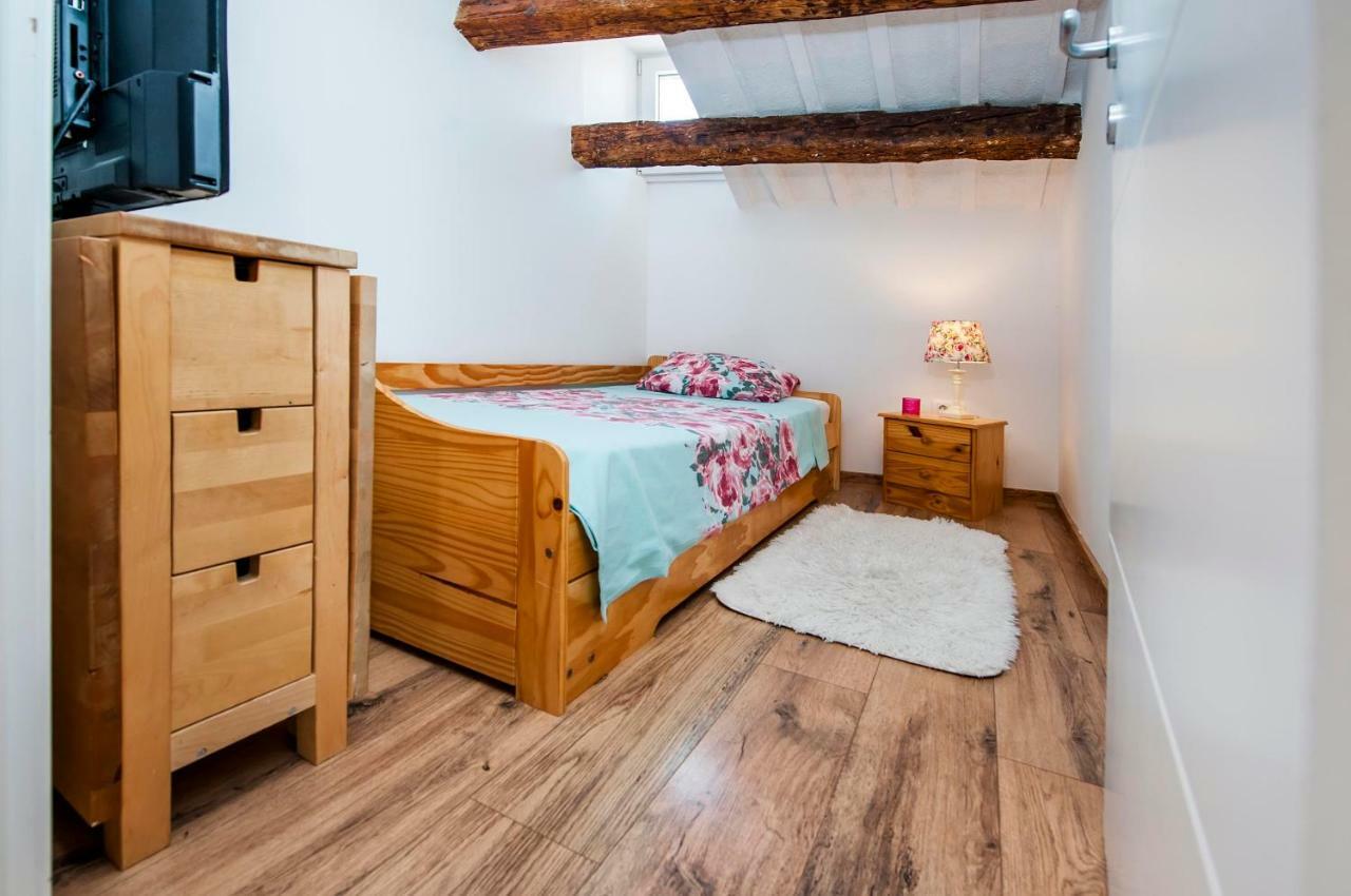 Apartment Casa Alek ロヴィニ エクステリア 写真