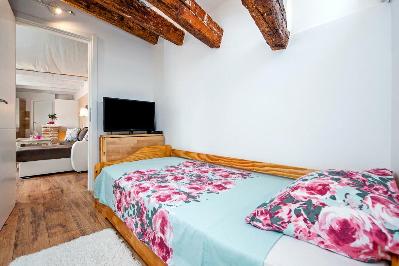 Apartment Casa Alek ロヴィニ エクステリア 写真